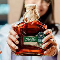 Botella de ron Flor de Caña personalizada y firmada por un visitante