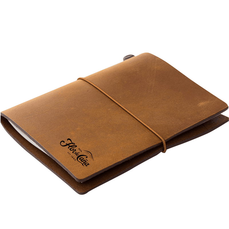 <p><meta charset="utf-8">Despierta tu pasión por la exploración con la libreta de viaje Flor de Caña, tu confidente en cada aventura. Su diseño en cuero, correa de resorte, con detalles hechos a mano, y sus 500 páginas te permitirán documentar tus experiencias y reflexiones. Equipada con un tarjetero, esta libreta se convertirá en un tesoro personal que te acompañará a donde quiera que vayas.</p>